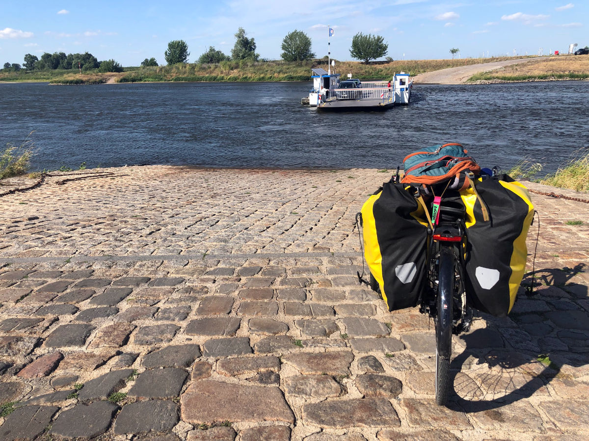 Elbe vor Faehre